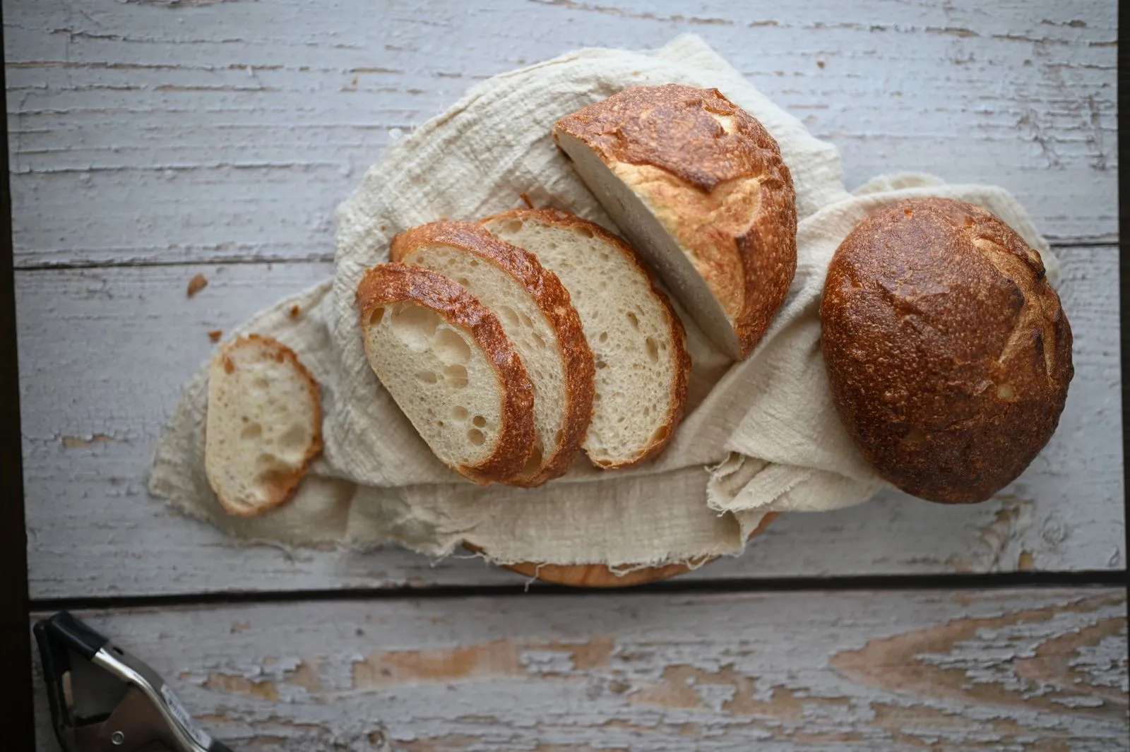 Bakeren bryter et nybakt brød