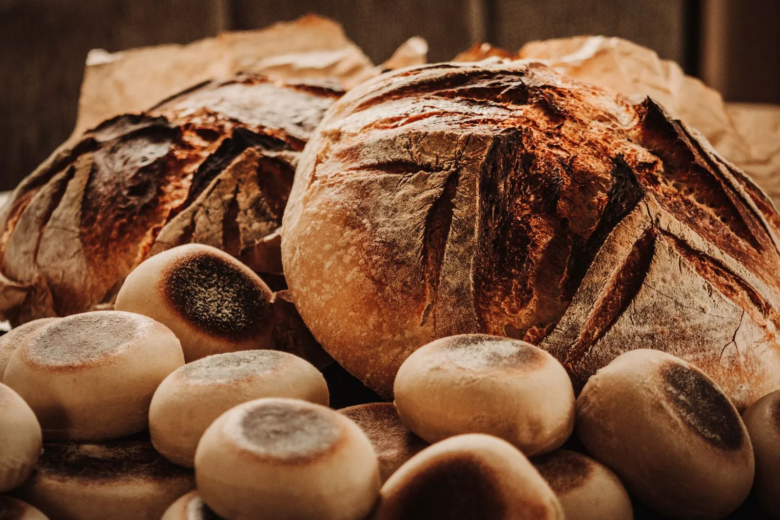 Nybakte surdeigsbrød